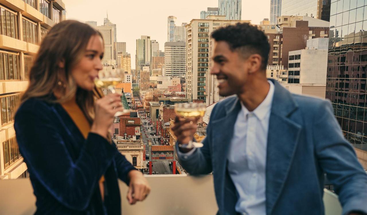 Lancemore Crossley St. Melbourne Luaran gambar A couple drinking champagne