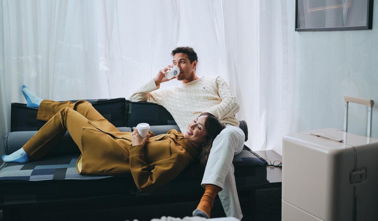 Lancemore Crossley St. Melbourne Luaran gambar A couple relaxing at home